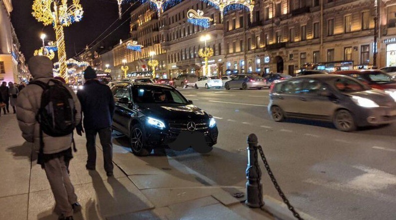 Мушкетерская парковка: Михаил Боярский выставил железного коня на тротуар под своими окнами