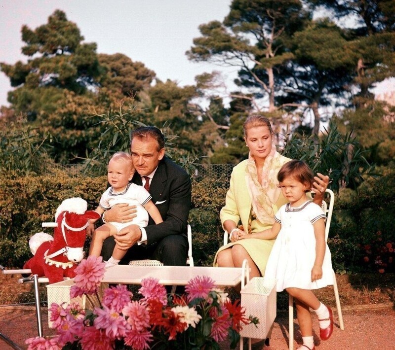 Грейс Келли с мужем князем Монако Ренье III, сыном Альбером II и дочерью Каролиной Маргаритой Луизой. Монако 1961 г.