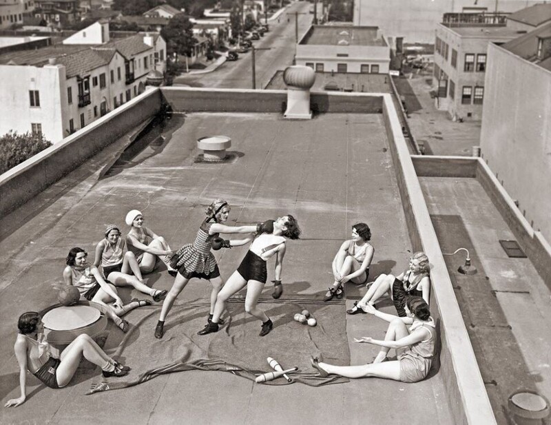 2. Девушки занимаются боксом на крыше дома, 1938 год
