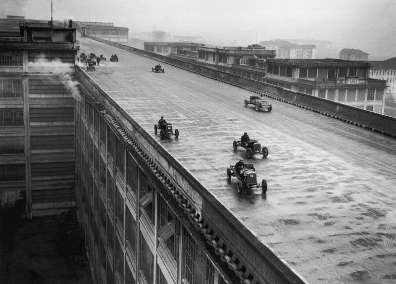 3. Гоночные автомобили Fiat тестируются на крыше завода. Турин, 1923 год