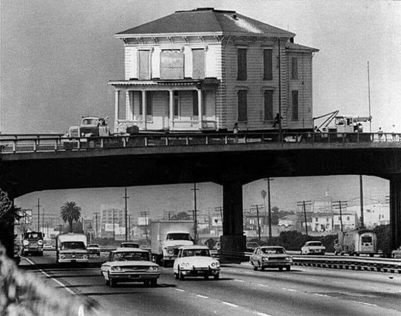 5. Переезд дома, построенного в начале 20 века, через автостраду в Окленде. Фото 1973 года