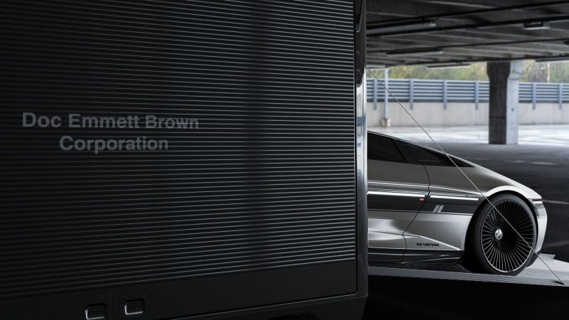 Современный взгляд на DeLorean DMC-12 — футуристический электромобиль, завернутый в нержавеющую сталь