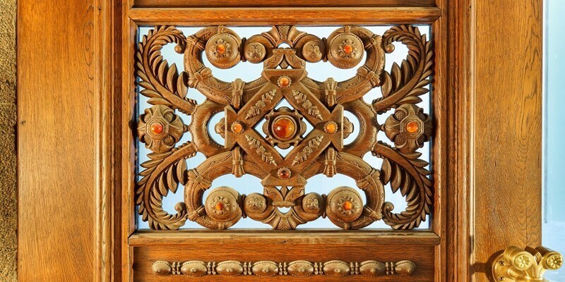 Янтарь и монгольский дуб: фотографии входных дверей в павильоне № 5 на ВДНХ
