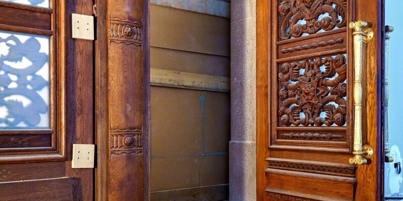 Янтарь и монгольский дуб: фотографии входных дверей в павильоне № 5 на ВДНХ
