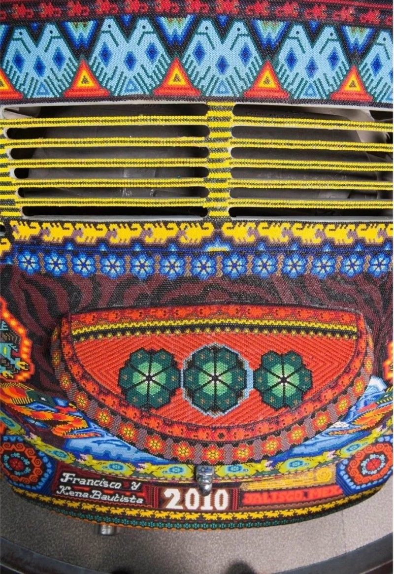 Дань уважения культуре: VW Beetle «Vochol», украшенный вручную двумя миллионами стеклянных бусин