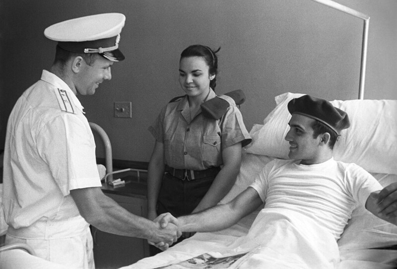 Юрий Гагарин в госпитале беседует с раненым участником боев против интервентов в районе Плайя-Хирон, 23 июля 1961 года, Куба.