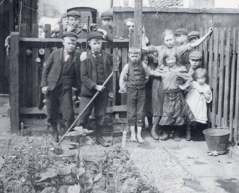 Фотограф Horace Warner, конец 19 века, Великобритания. Дети в одном из самых неблагополучных и опасных районов Лондона.