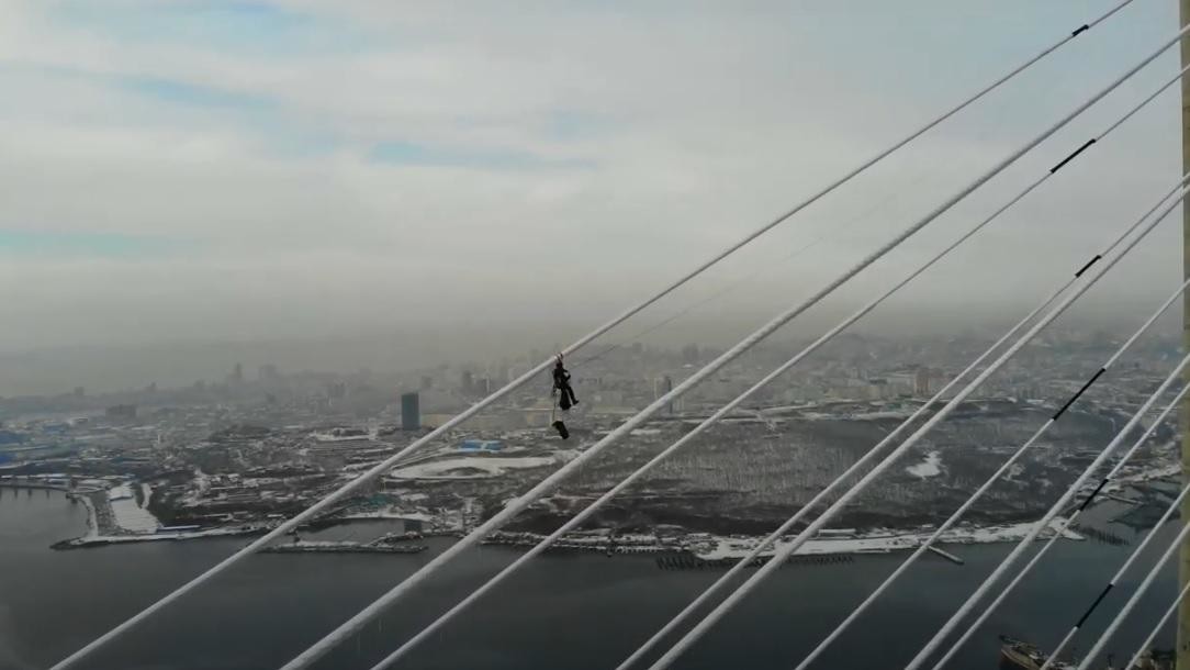 Альпинист на 300-метровой высоте снял клип о своей работе по очистке Русского моста ото льда