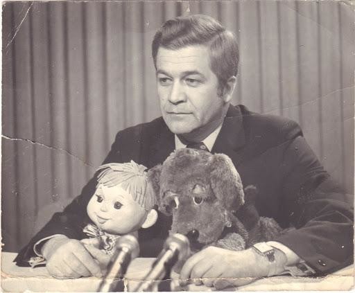 26 ноября 1963 года день рождения телепередачи «Спокойной ночи, малыши!». Первым ведущим "Спокойной ночи, малыши!" стал Владимир Ухин — дядя Володя, как его называли маленькие зрители (скончался в 2012 году)