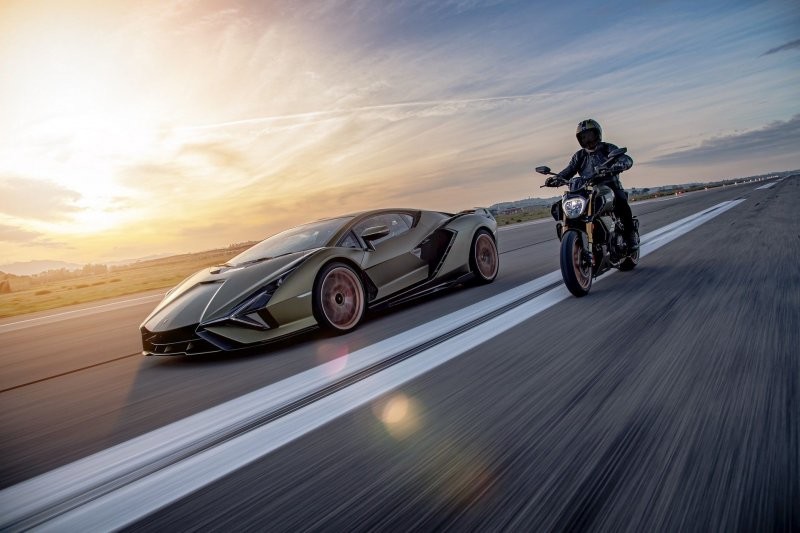 Ducati и Lamborghini представили байк ограниченной серии, вдохновленный гибридным суперкаром Sian