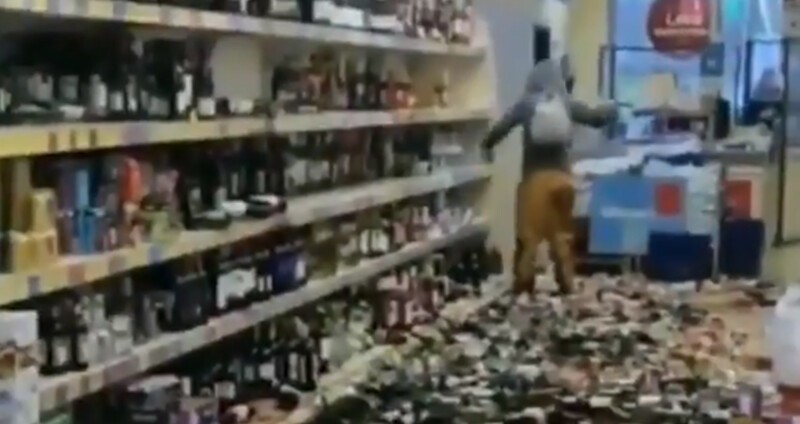 Женщина покусилась на самое святое – разбила сотни бутылок с алкоголем