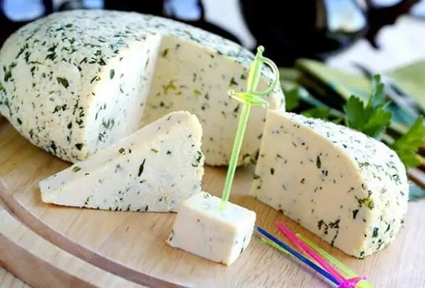    17. Домашний сыр с зеленью и тмином  
