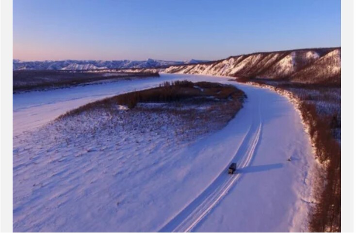 Каждую зиму реки,в теплое время года покрывающие огромные пространства Сибири,замерзают.