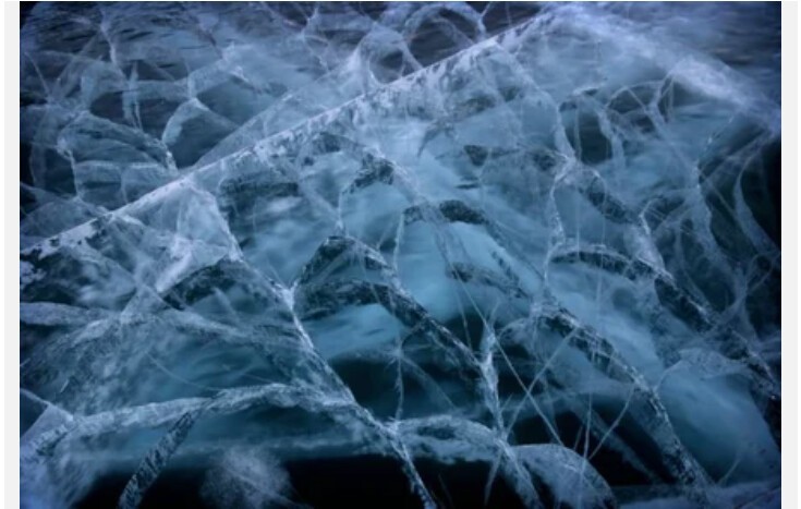 В узких местах лед стал очень гладким из-за образовавшихся здесь воронок.