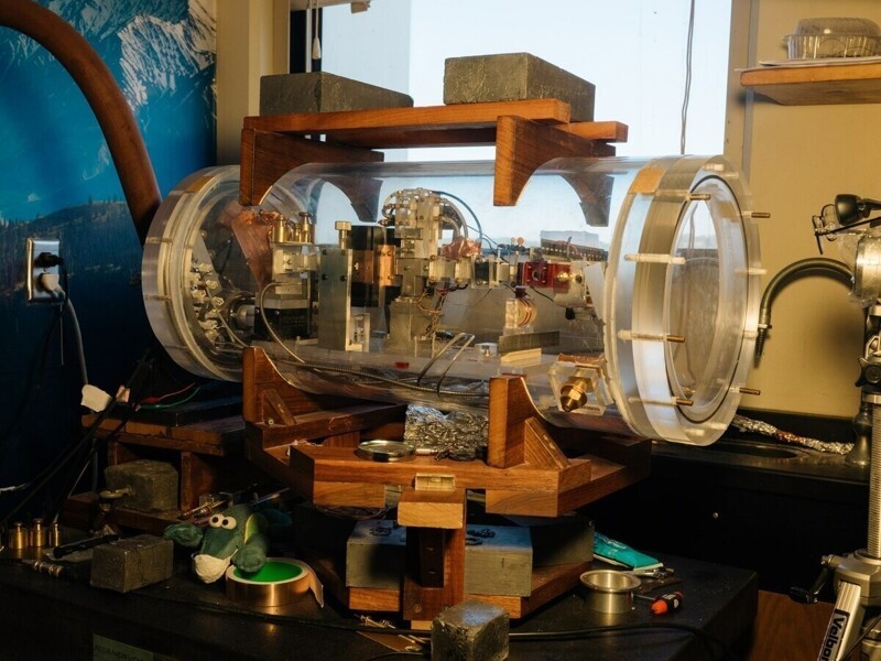 В самодельной вакуумной камере находится двигатель Вудворда на эффекте Маха и испытательный стенд. Малейший ветерок аннулирует результаты. (Фото: ROZETTE RAGO)