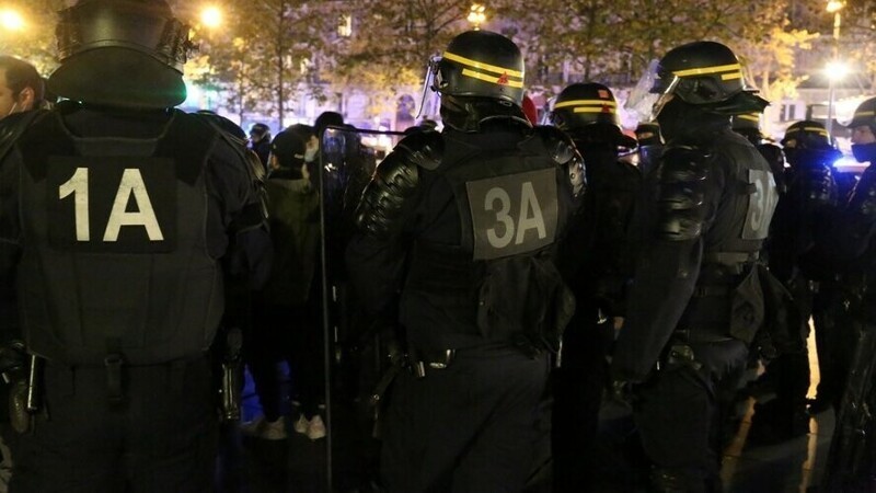 Поджигают машины и жгут файеры: в Париже протестуют против законопроекта "О глобальной безопасности"