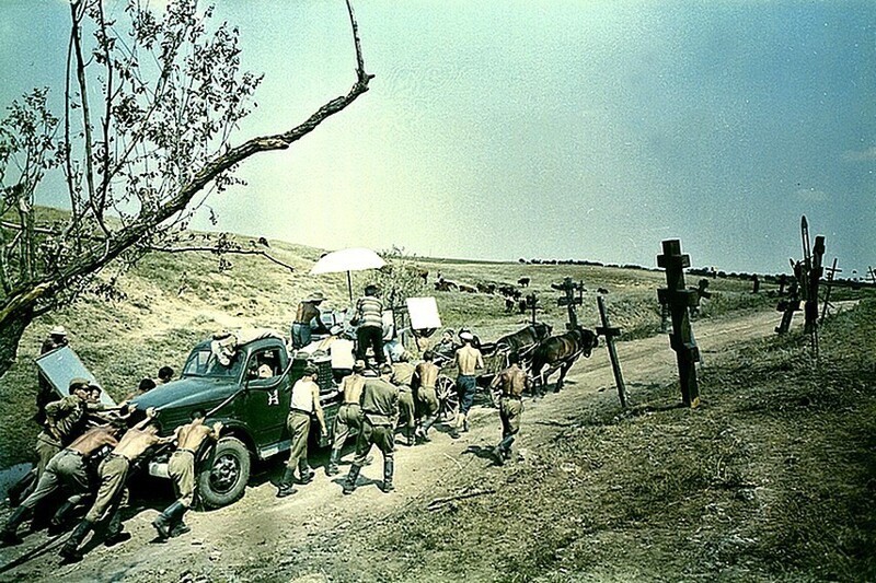 Солдаты помогают съемочной группе фильма "Неуловимые мстители", 1966 год, Запорожье