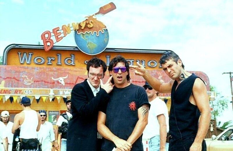 Квентин Тарантино, специалист по спецэффектам Томас Беллиссимо и Джордж Клуни на съемках фильма "От заката до рассвета", 1995 год, США