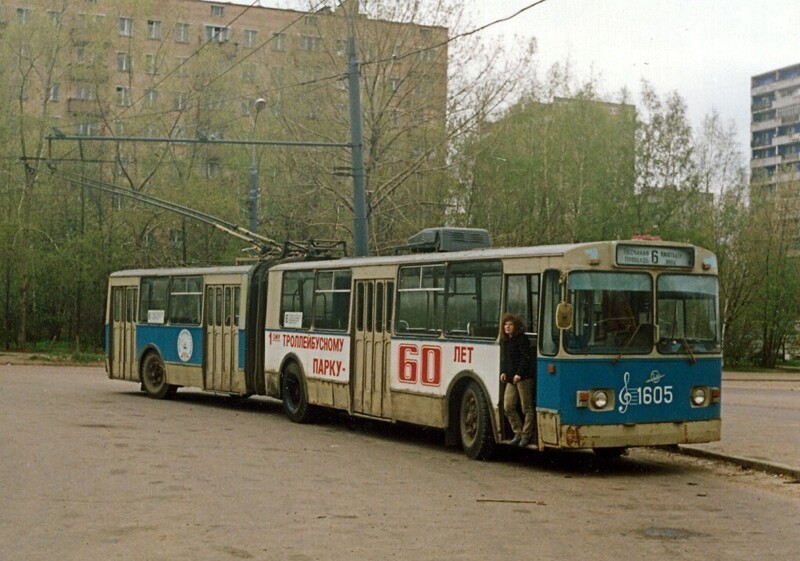 У кинотеатра "Нева" в Москве. 1994 год.