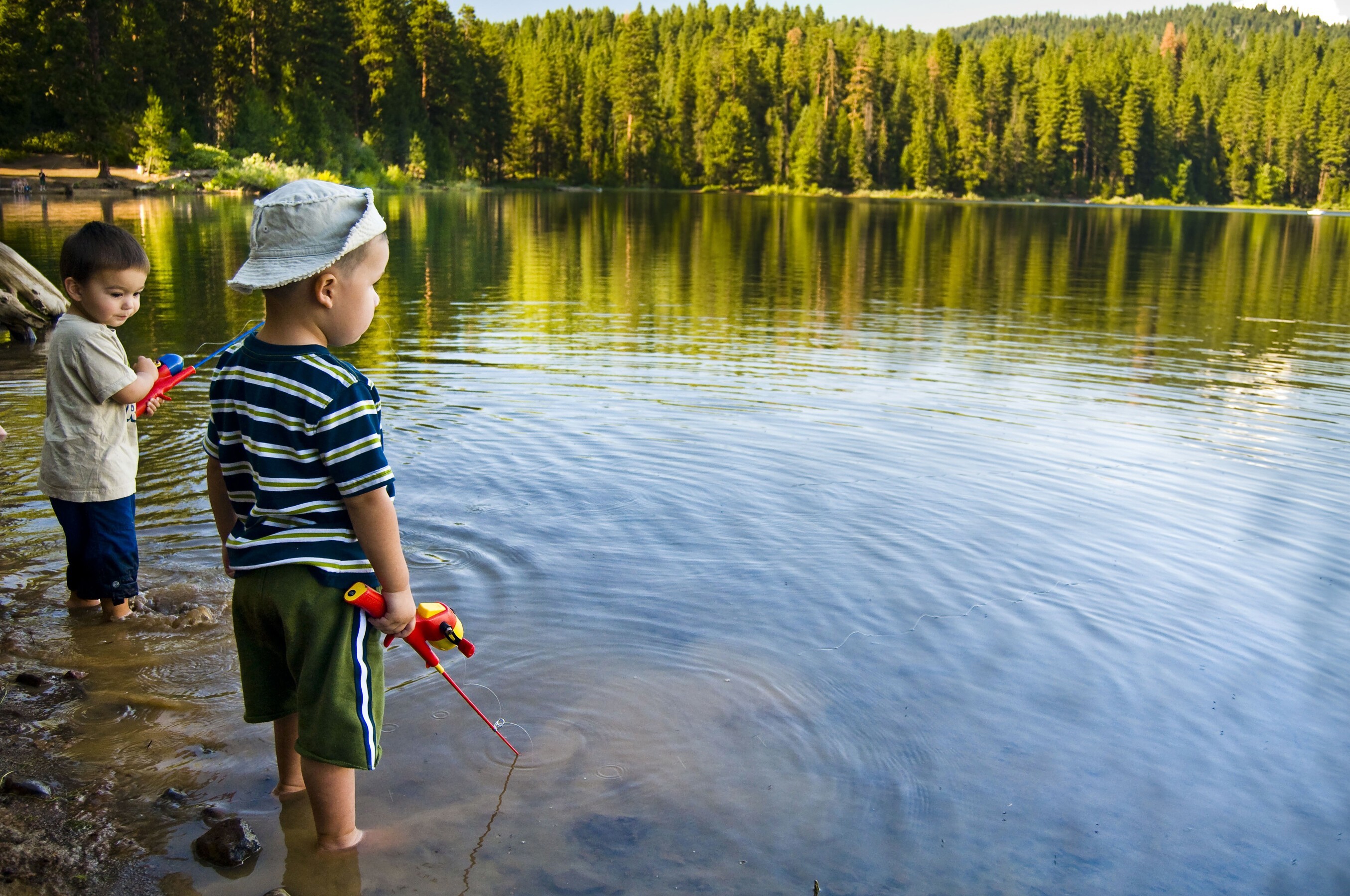 Мальчики на рыбалке. Река для детей. Дети на озере. Мальчик на реке. Маленький Рыбак.