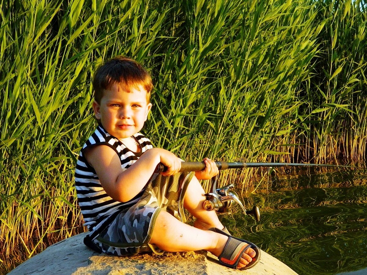 Рыбалка двух. Фотосессия для мальчика. Мальчик с удочкой. Мальчик на реке. Дети на рыбалке.