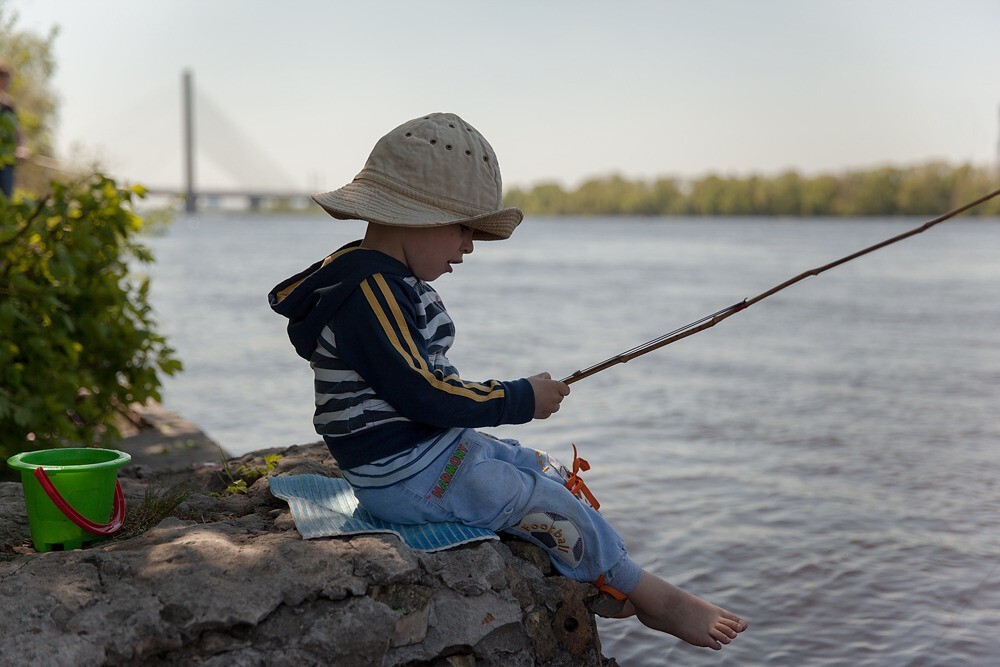 Рыбу покажи как ловят. Мальчик с удочкой. Дети на рыбалке. Маленький Рыбак. Детская фотосессия рыбалка.