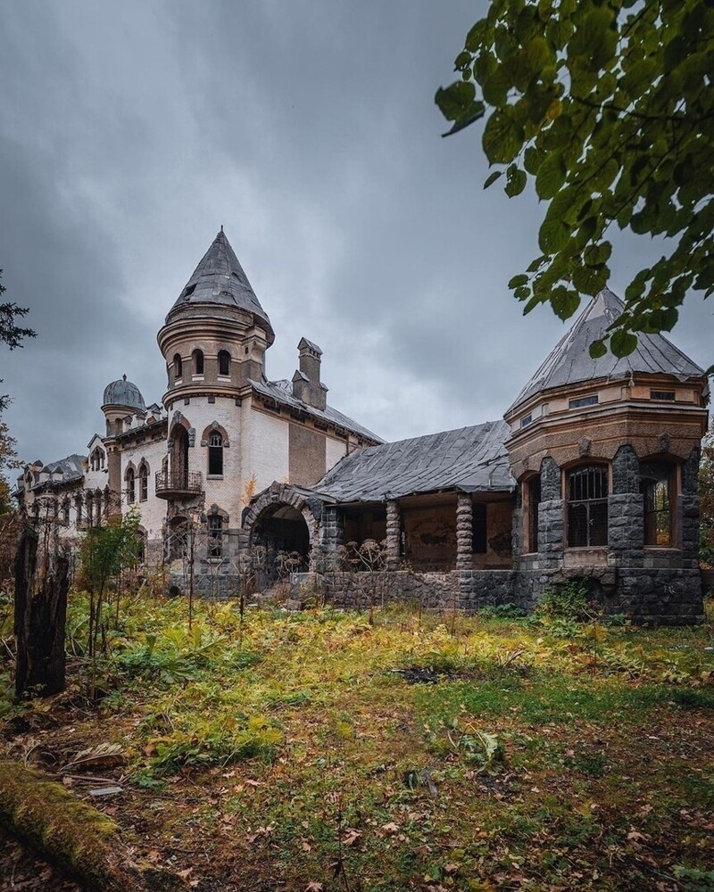 Причудливый замок семьи Елисеевых в Белогорке, брошенный на произвол судьбы
