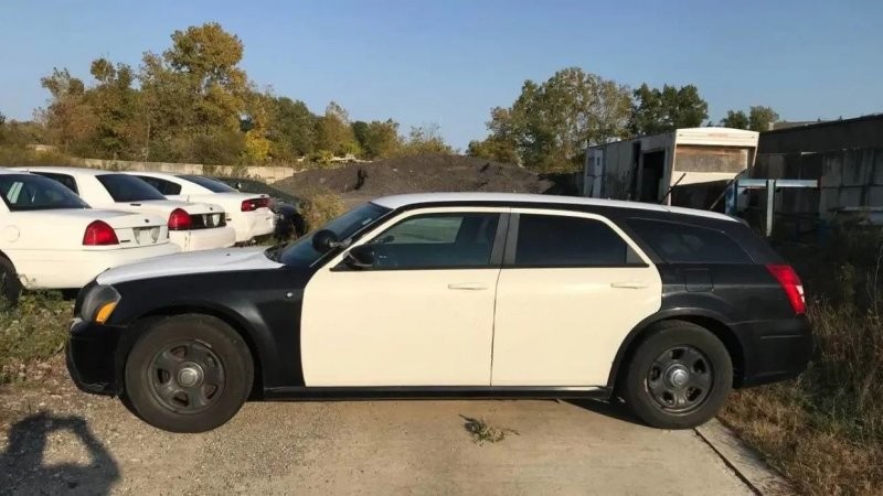 Отслуживший полицейский автомобиль Dodge Magnum 2007 года за 3500 долларов