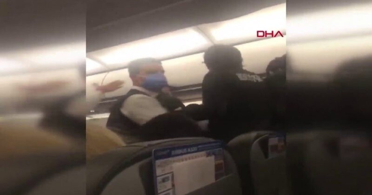 Нападение на самолет. Нападение на пассажиров в самолёте. Самолет из Турции с мужчинами. Мужики летают по салону. Пьяные пассажиры в самолете 5 февраля.