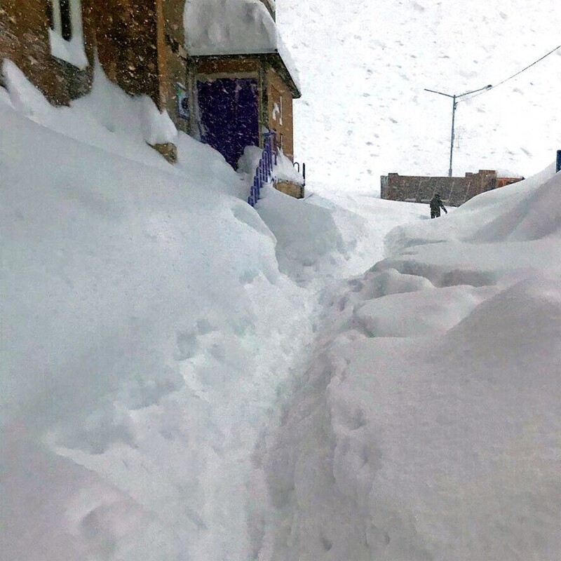 Откопал машину - откопай и дорогу: жители Норильска делятся фото и видео города после снегопада