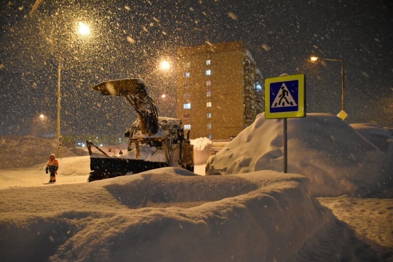 Откопал машину - откопай и дорогу: жители Норильска делятся фото и видео города после снегопада