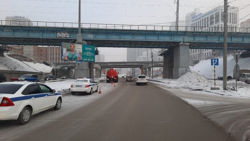 Авария дня. В Новосибирске мужчина бросился под бензовоз