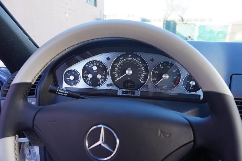 18-летний Mercedes-Benz SL 500, который никогда не стоял на учёте, продан с аукциона