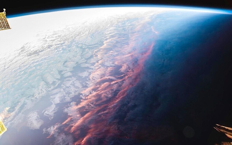 29. Вид из космоса на закат на Земле
