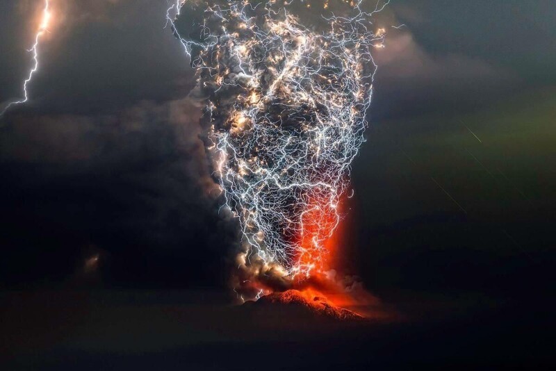 20. Молния сталкивается с извержением вулкана