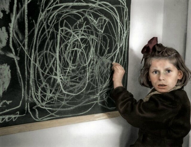 Девочку, выросшую в концлагере, попросили нарисовать "дом" в резиденции для неблагополучных детей, Варшава, Польша, 1948 год