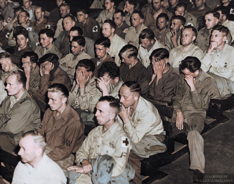 Немецкие военнопленные в американском лагере во время просмотра фильма о немецких концлагерях 1945 года