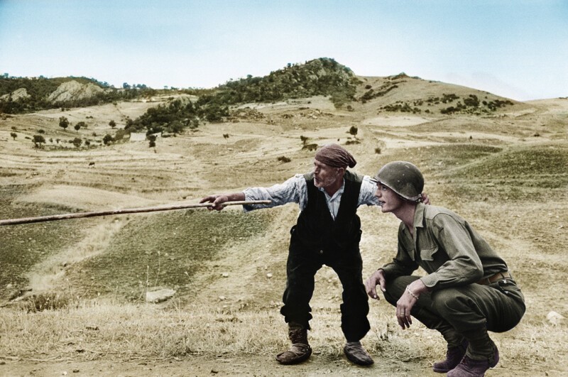 Сицилийский фермер показывает американскому солдату, куда отступили немцы, август 1943 года