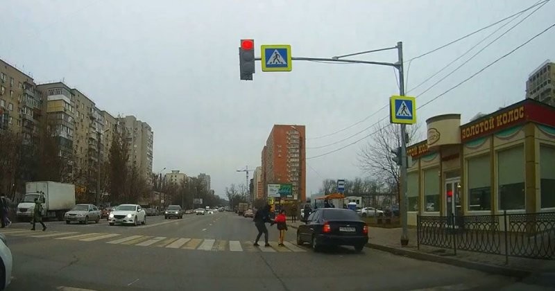 Второй день рождения пешеходов из Ростова-на-Дону: автомобиль пролетел на красный