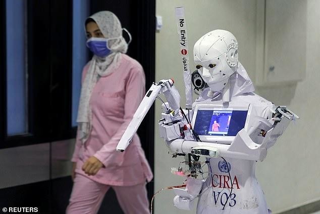В египетской больнице тесты на коронавирус делает медсестра-робот