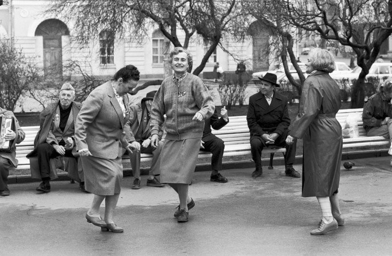 1992. 9 мая. Женщины, ветераны Великой Отечественной войны, танцуют в сквере возле Государственного Большого театра в День Победы