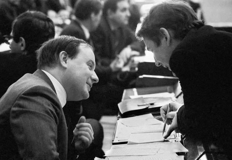1992. 14 апреля. Первый вице-премьер Егор Гайдар и министр экономики Андрей Нечаев на 4-м съезде народных депутатов