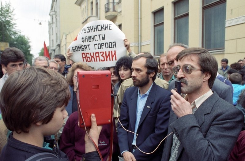 1992. 21 августа. Люди протестуют против вторжения Грузии в Абхазию перед посольством Грузии в Москве. Плакат гласит «Грузинские фашисты бомбят абхазские города»
