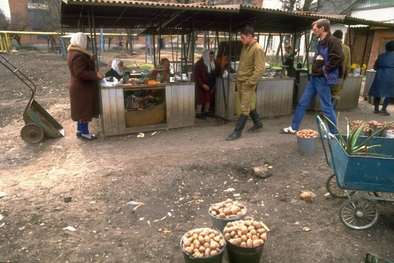1992. Апрель. Продавцы на придорожном рынке. Краснодарский край