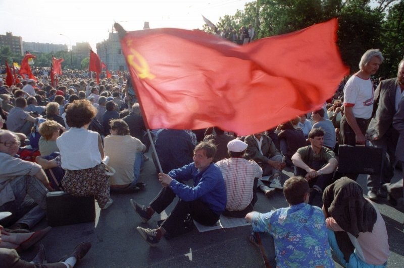 1992. 21 июня. Москва. Демонстрация была организована движением «Организованная оппозиция» на площади Рижского железнодорожного вокзала