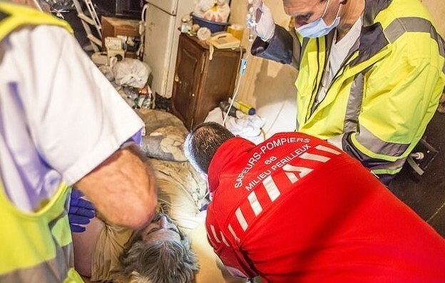 300-килограммового пациента пришлось вытаскивать из дому строительным краном