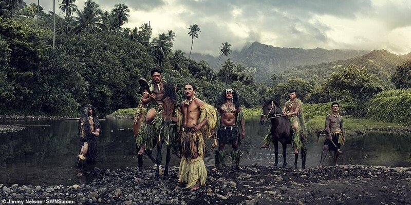 Фотограф встретился с самым уединенным племенем в мире