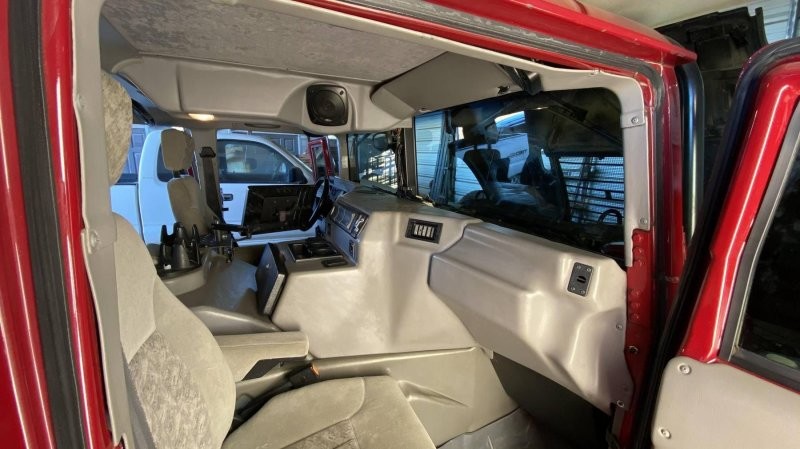 Крутой Hummer H1, переоборудованный для путешествий, который можно купить