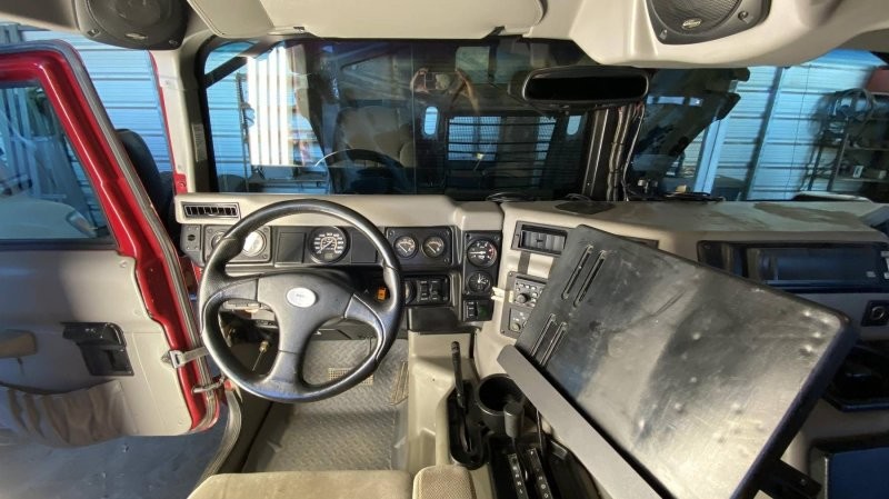 Крутой Hummer H1, переоборудованный для путешествий, который можно купить
