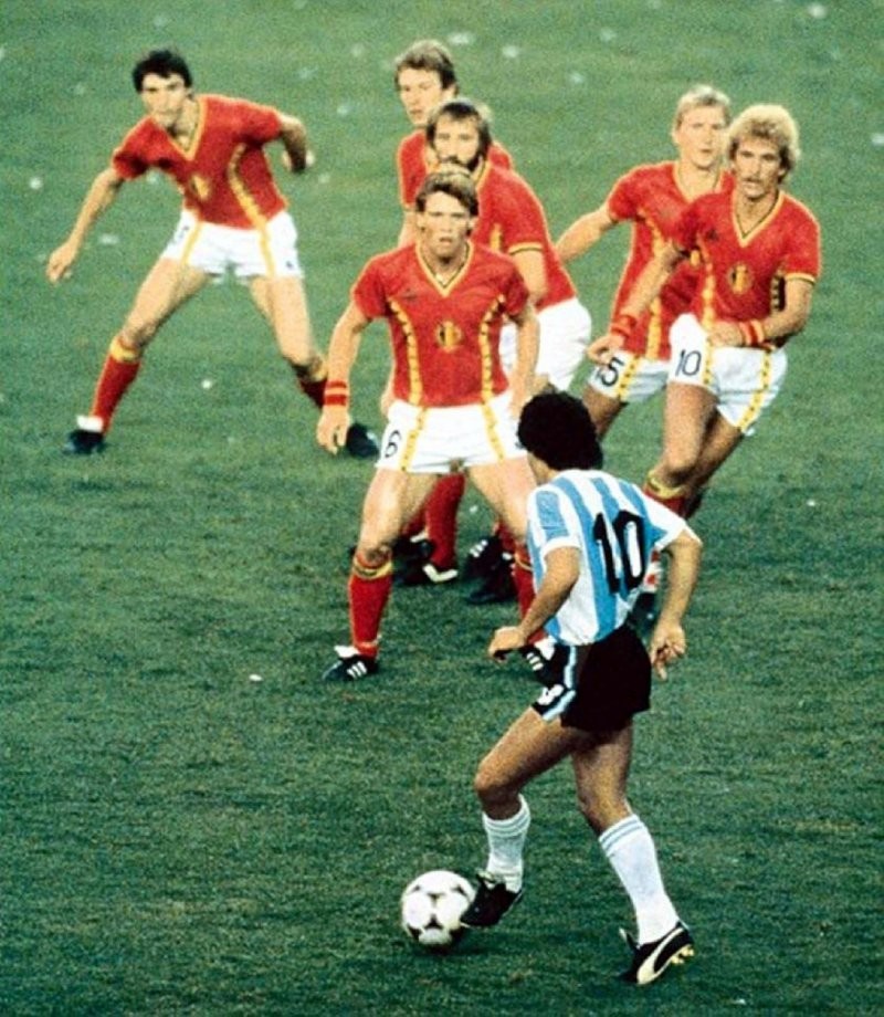 Диего Марадона против шести игроков сборной Бельгии на Чемпионате мира, 13 июня 1982 года